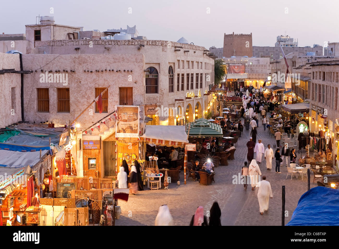 Il Qatar, il Medio Oriente e penisola arabica, Doha, il restaurato Souq Waqif con fango resi negozi e travi di legno a vista Foto Stock