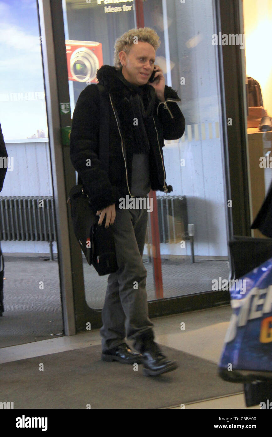 Martin Gore dei Depeche Mode sul suo modo a bordo di un aereo all'aeroporto di Tegel. Berlino, Germania - 05.03.2010 Foto Stock