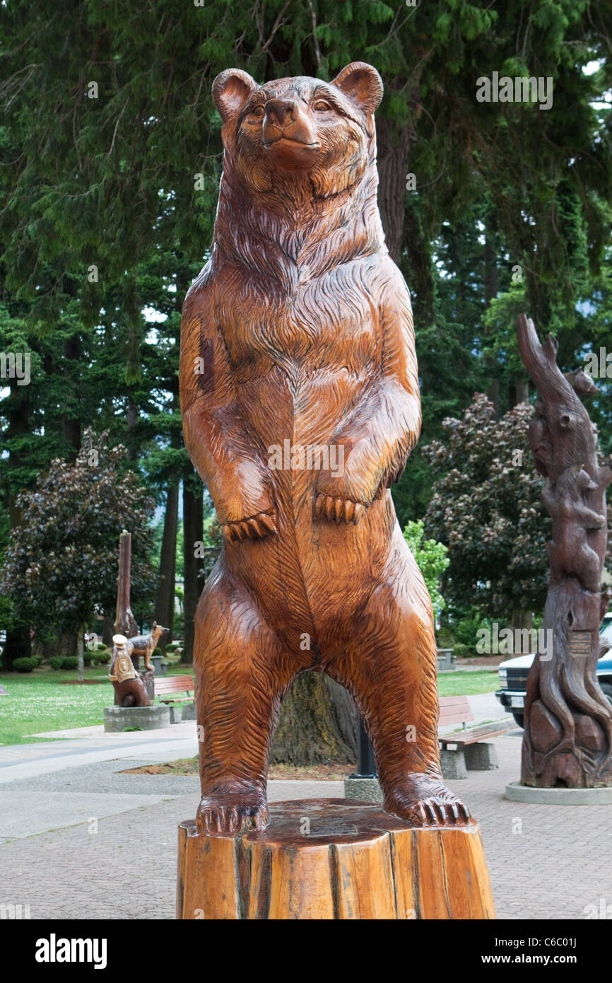 Orso grizzly Chainsaw intaglio del legno nella speranza in Canada Foto Stock