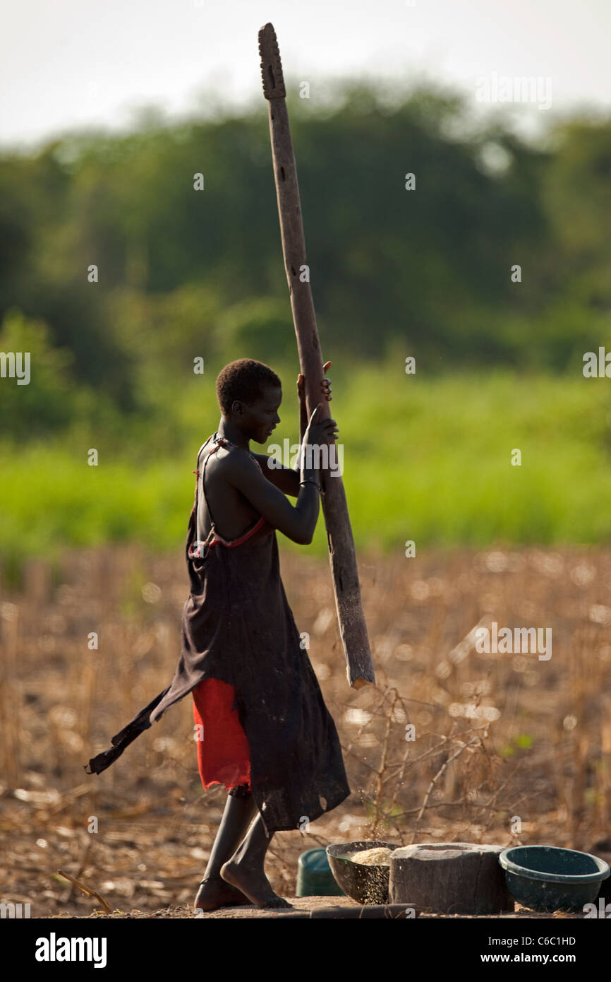 Donne tribali pounding semi di mais Etiopia Foto Stock