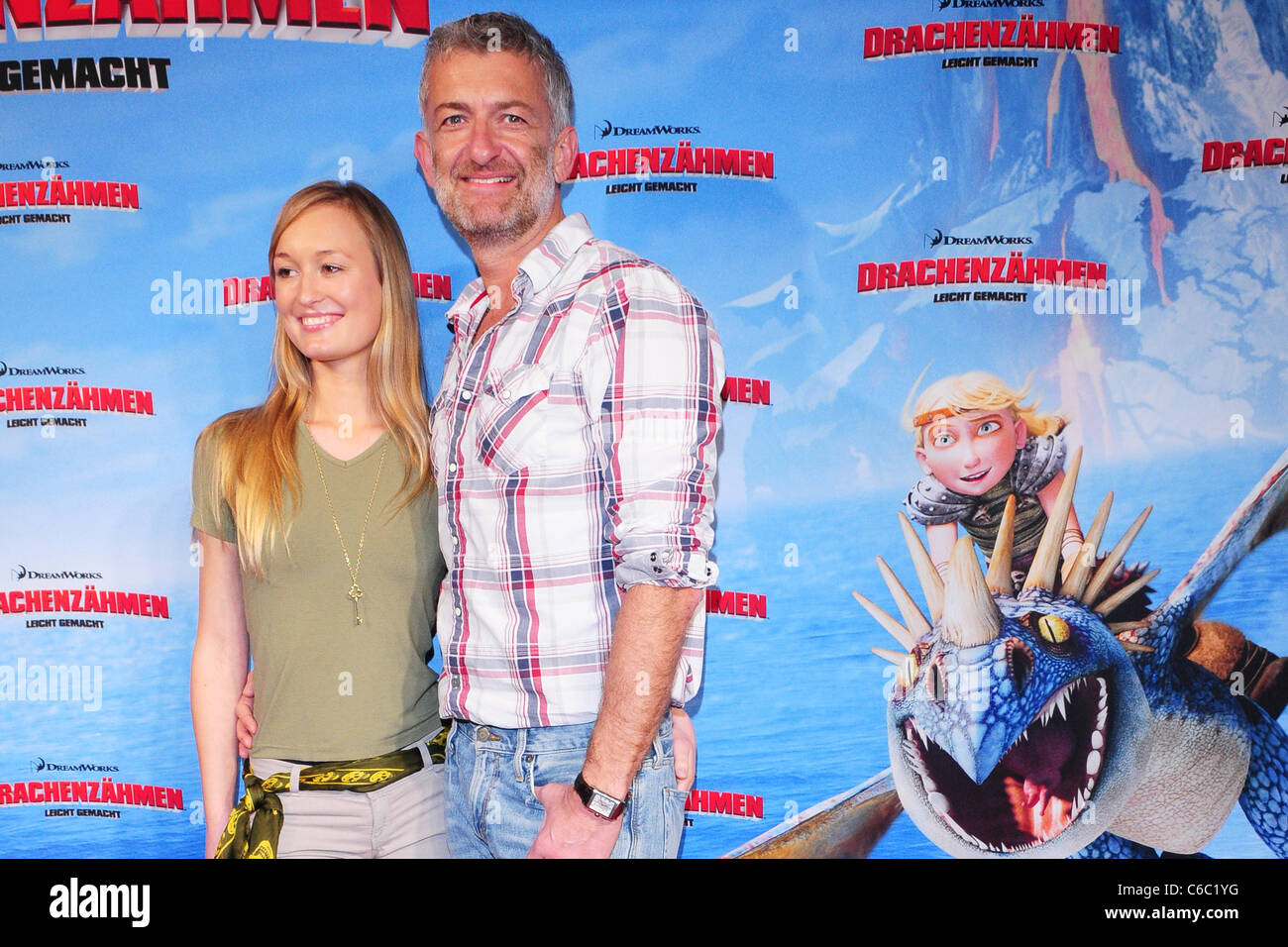 Dominic Raacke e fidanzata Janine alla premiere di 'Drachenzaehmen leicht gemacht' a Cubix Am Alex movie theater. Berlino, Foto Stock