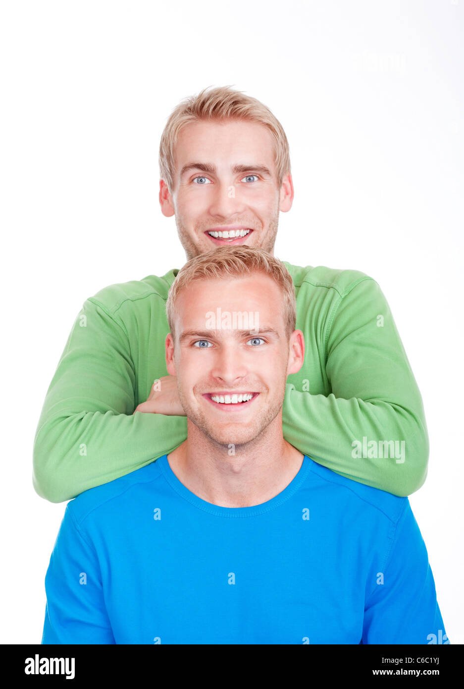 Ritratto di giovani fratelli gemelli con i capelli biondi e gli occhi blu -  isolato su bianco Foto stock - Alamy