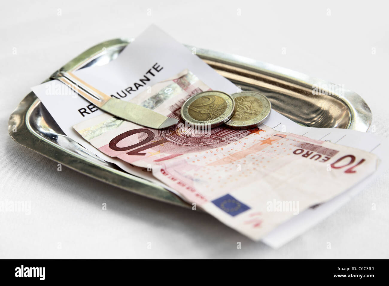 Ristorante bill e denaro sul vassoio di metallo Foto Stock