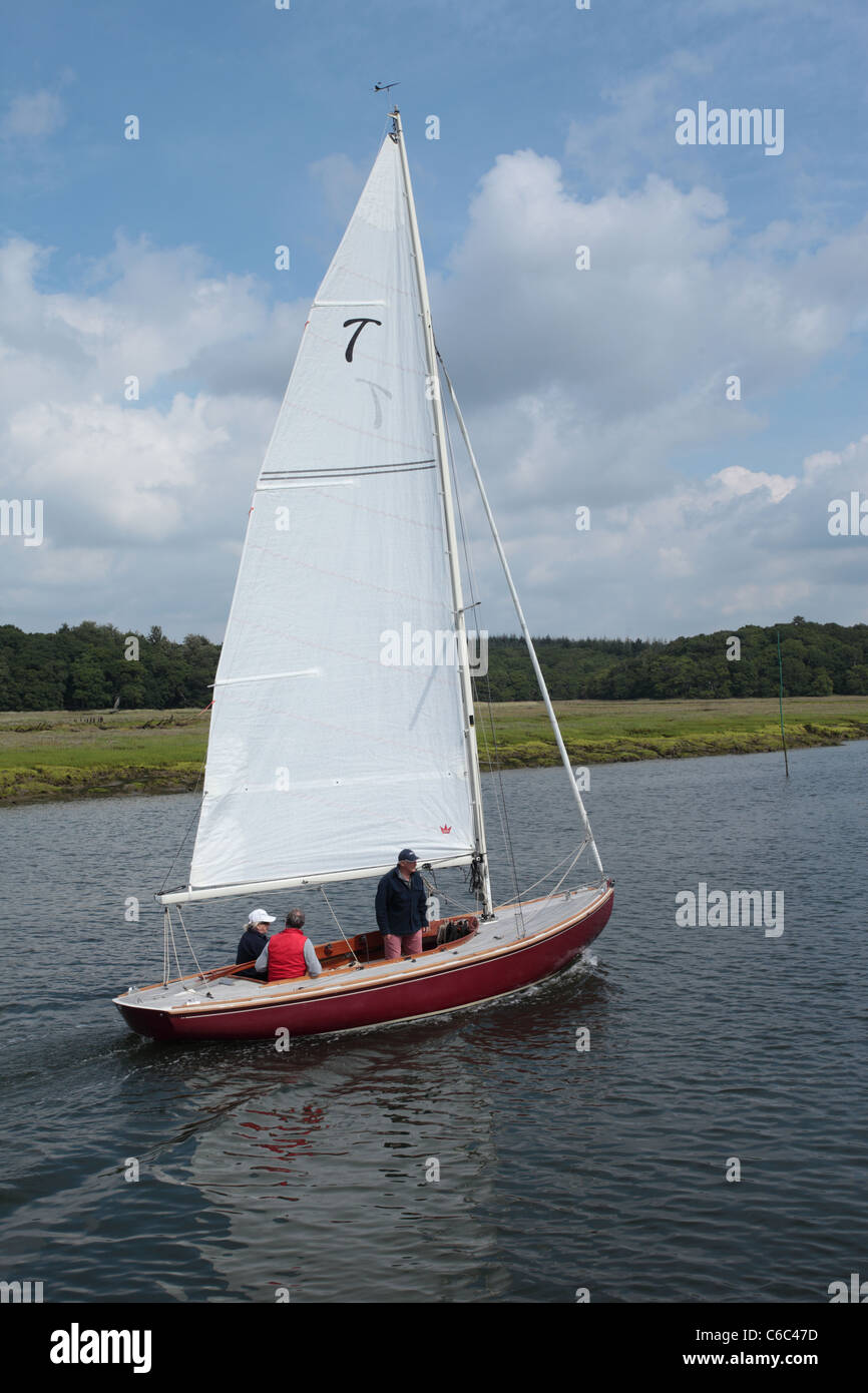 Barca a vela o gommone piccolo yacht nel fiume Beaulieu, Hampshire, Regno Unito Foto Stock