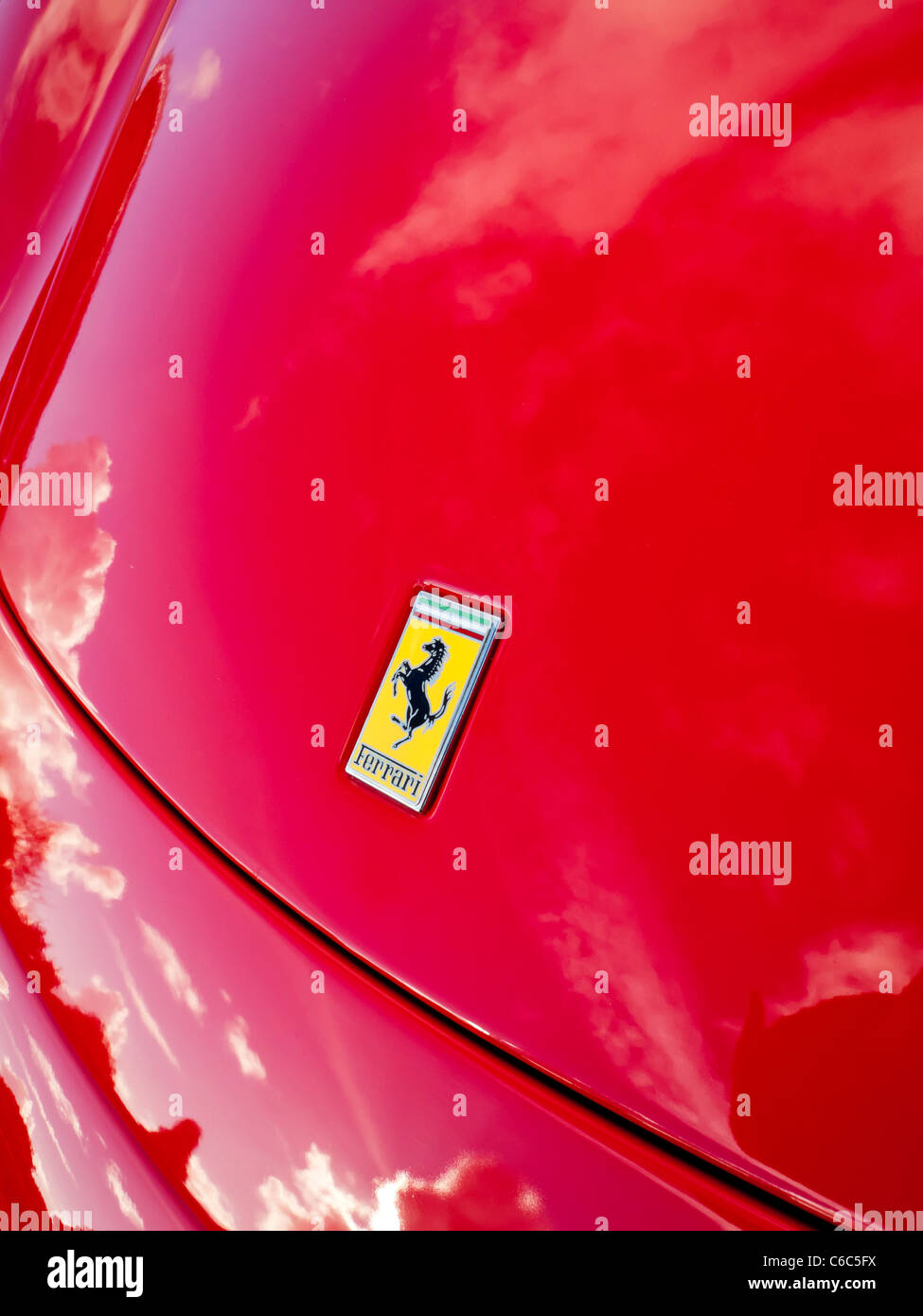 Cofano motore di colore rosso brillante Ferrari auto sportive con il logo della società visibile Foto Stock