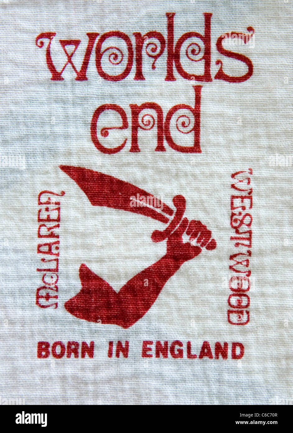 Di Vivienne Westwood e Malcolm McLaren etichetta su capi di abbigliamento dal loro fine del mondo shop on King's Road a Londra. Foto Stock