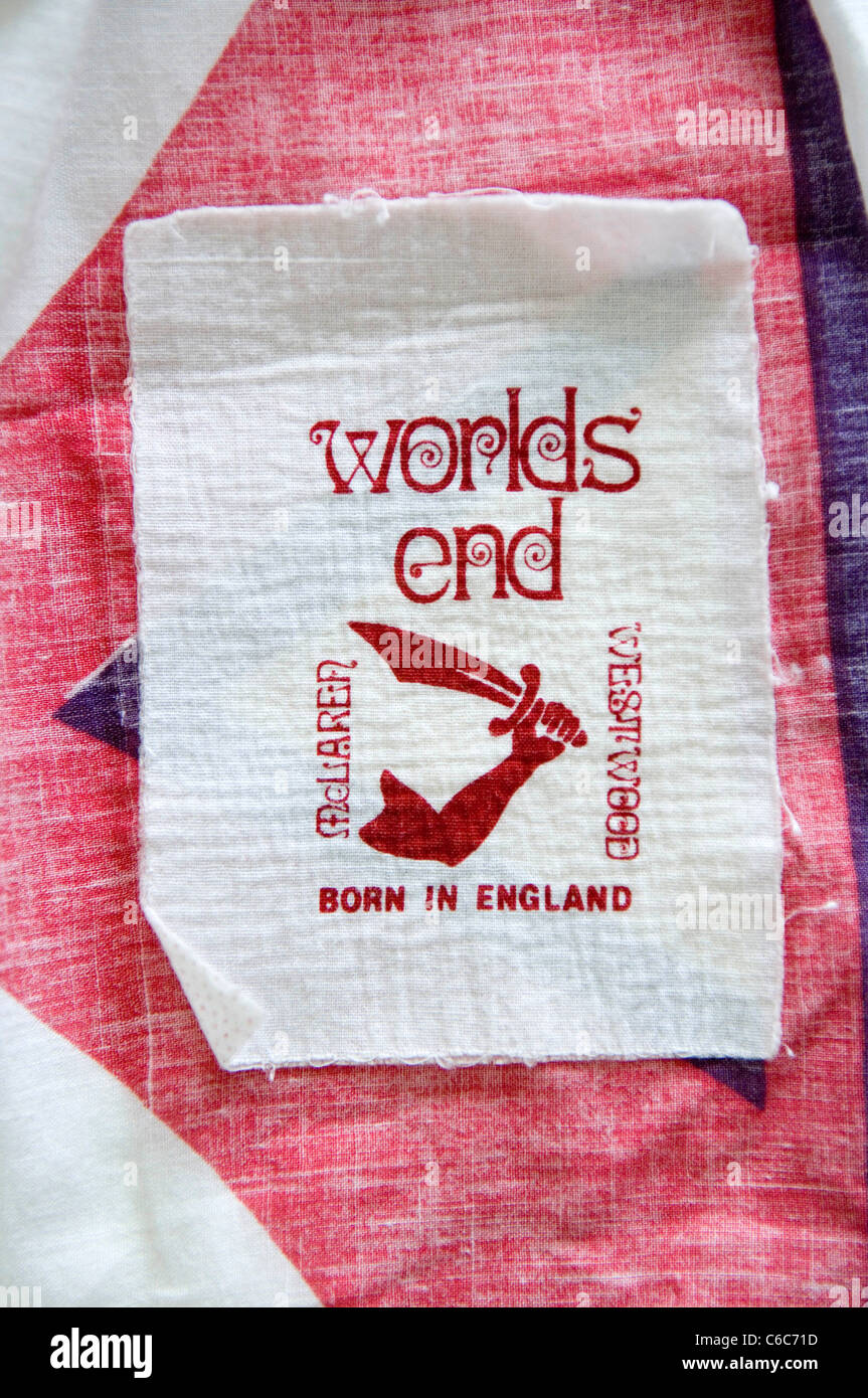 Di Vivienne Westwood e Malcolm McLaren etichetta su capi di abbigliamento dal loro fine del mondo shop on King's Road a Londra. Foto Stock