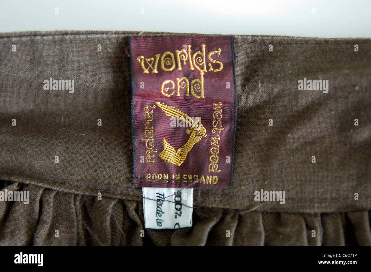 Di Vivienne Westwood e Malcolm McLaren etichetta su capi di abbigliamento dal loro fine del mondo shop on King's Road a Londra. Foto Stock