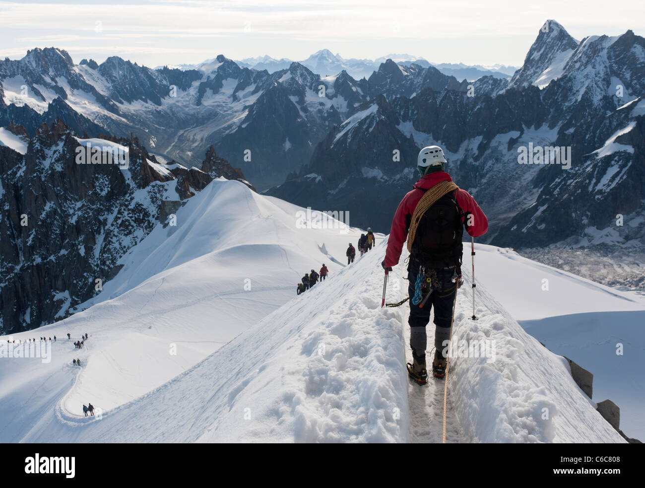 Gli alpinisti scendendo lungo la cresta ventilata di Aiguille du Midi a Chamonix, Francia Foto Stock