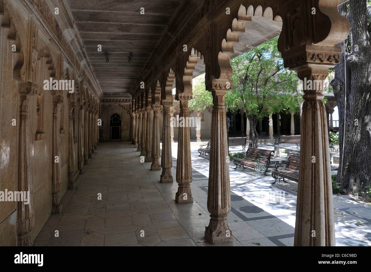 Cortile interno del palazzo della città Udaipur Rajasthan in India Foto Stock