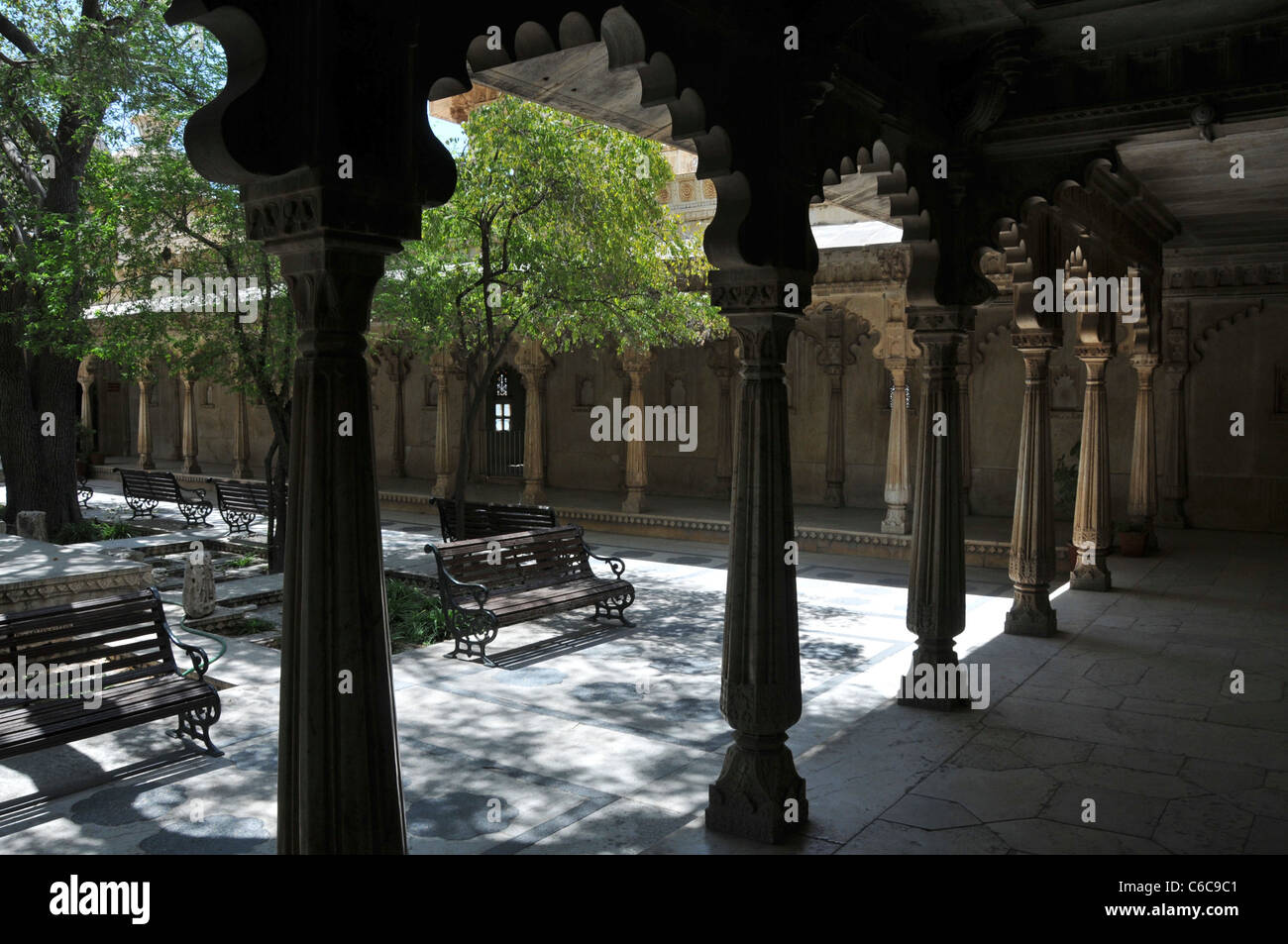 Cortile interno del palazzo della città Udaipur Rajasthan in India Foto Stock