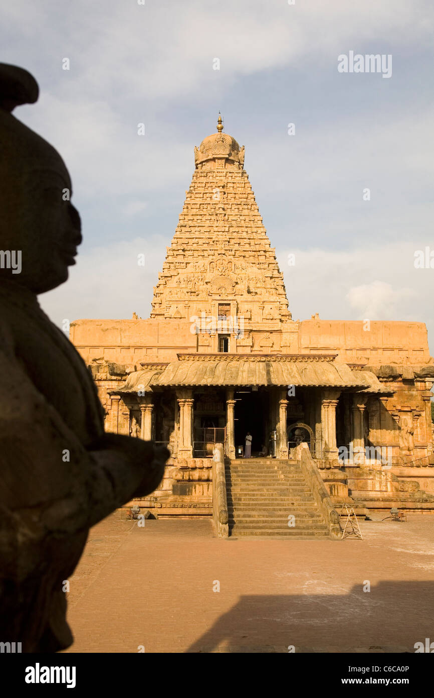 Guardando oltre una figura scolpita per la Brihadeeswarar tempio complesso a Thanjavur, Tamil Nadu, India. Foto Stock