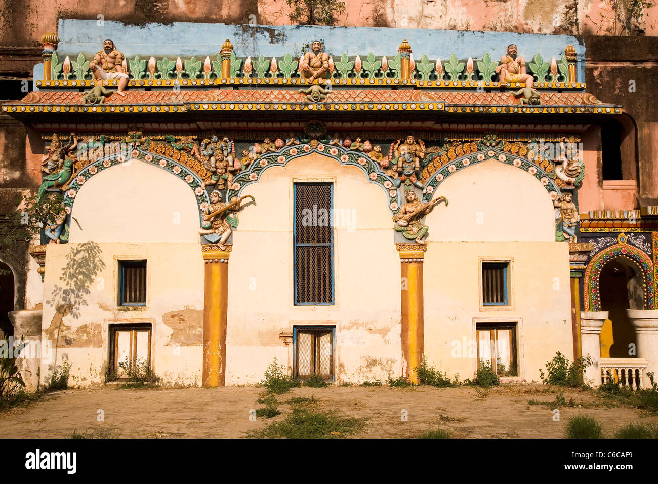 Dettagli ornati da cortile del palazzo di Tanjore a Thanjavur, Tamil Nadu, India. Foto Stock