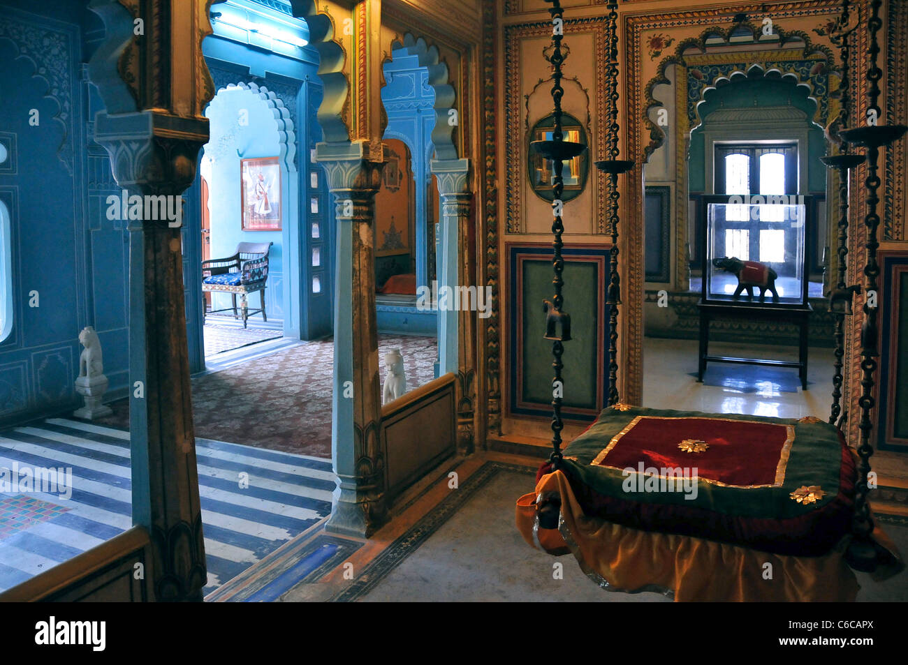 Camera interna all'interno di Palazzo di Città Udaipur Rajasthan in India Foto Stock