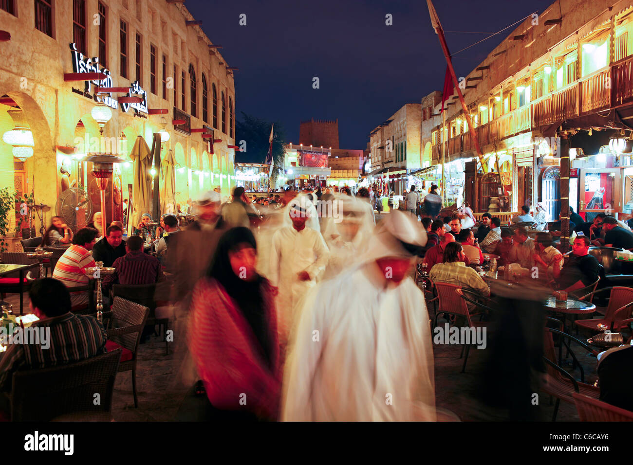 Il Qatar, il Medio Oriente e penisola arabica, Doha, il restaurato Souq Waqif con fango resi negozi e travi di legno a vista Foto Stock
