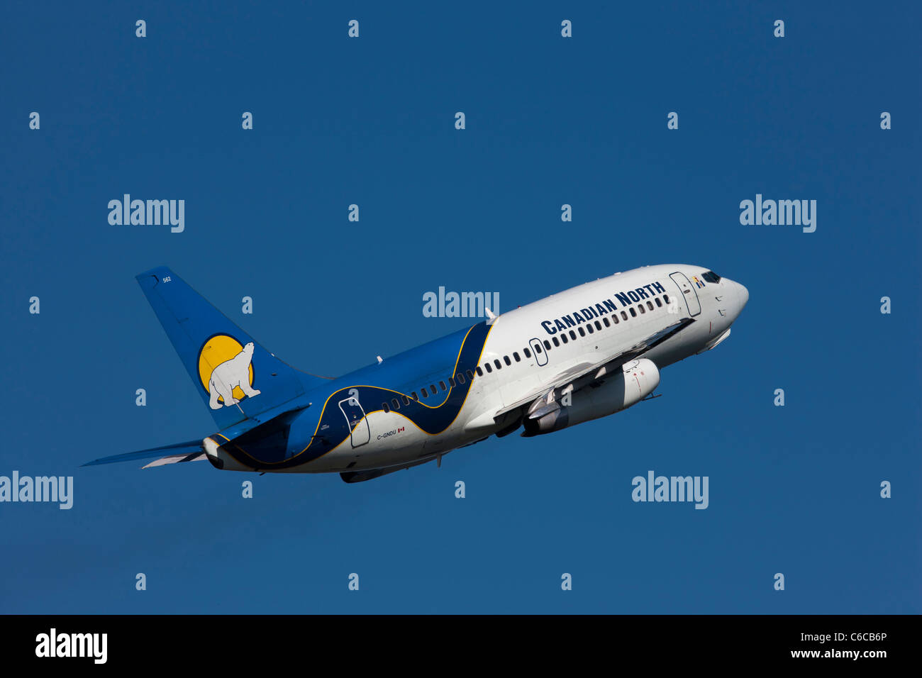 Un Canadese a nord di passeggeri aerei jet sporting è orso polare emblema decolla dall aeroporto di Yellow Knife in Canada Foto Stock