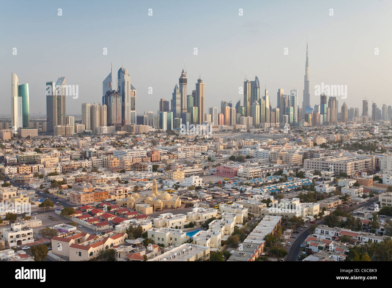 Emirati Arabi Uniti Dubai, vista in elevazione del nuovo skyline di Dubai, compreso il Burj Khalifa Foto Stock