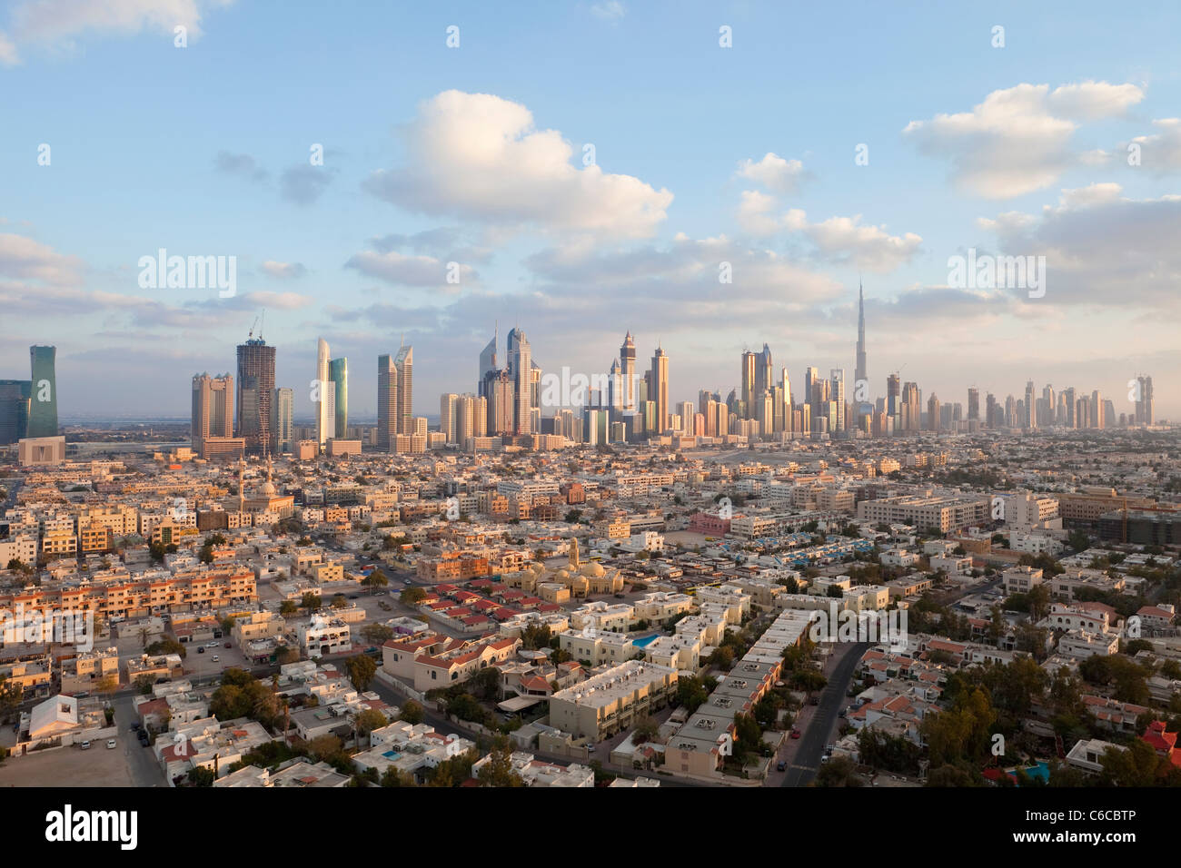 Emirati Arabi Uniti Dubai, vista in elevazione del nuovo skyline di Dubai, compreso il Burj Khalifa Foto Stock