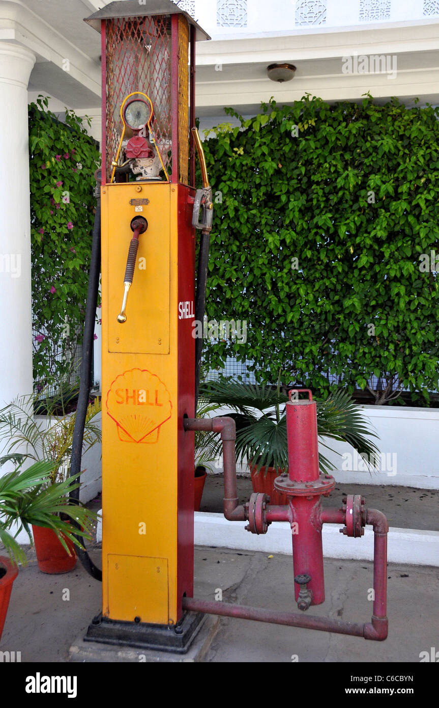 Vecchio canto a gomito della pompa benzina Udaipur Rajasthan in India Foto Stock
