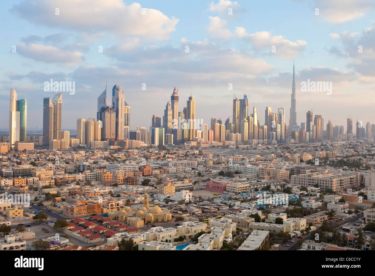 Emirati Arabi Uniti Dubai, vista in elevazione del nuovo skyline di Dubai compreso il Burj Khalifa Foto Stock