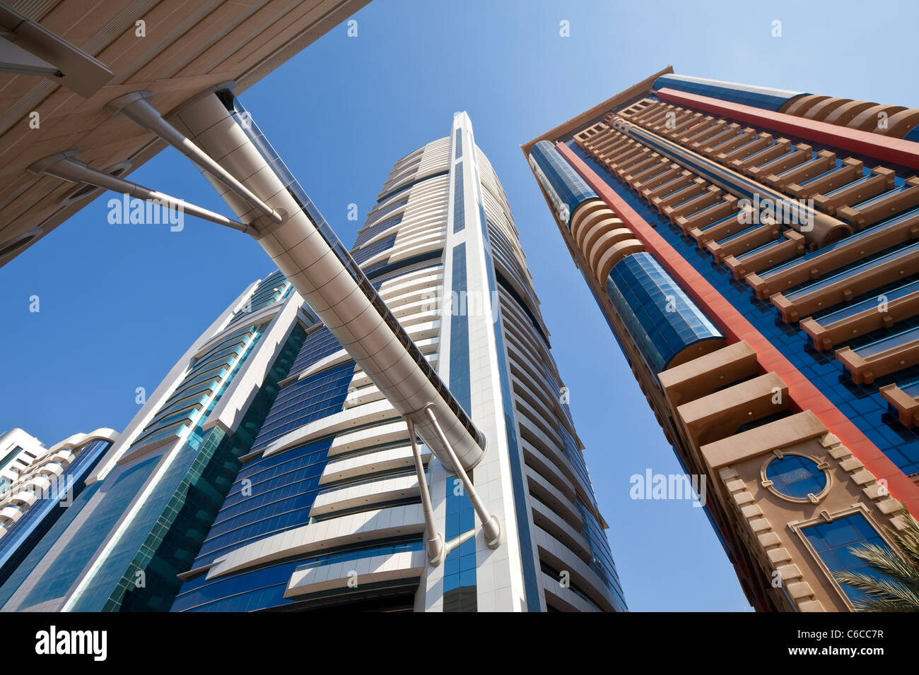 Basso angolo di visione dell'architettura moderna lungo la Sheikh Zayed Road, Dubai, Emirati Arabi Uniti Foto Stock
