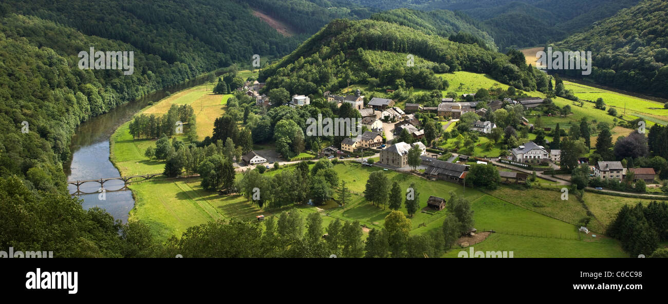 Vista sul villaggio Frahan, Rochehaut lungo il fiume Semois nelle Ardenne belghe, Belgio Foto Stock