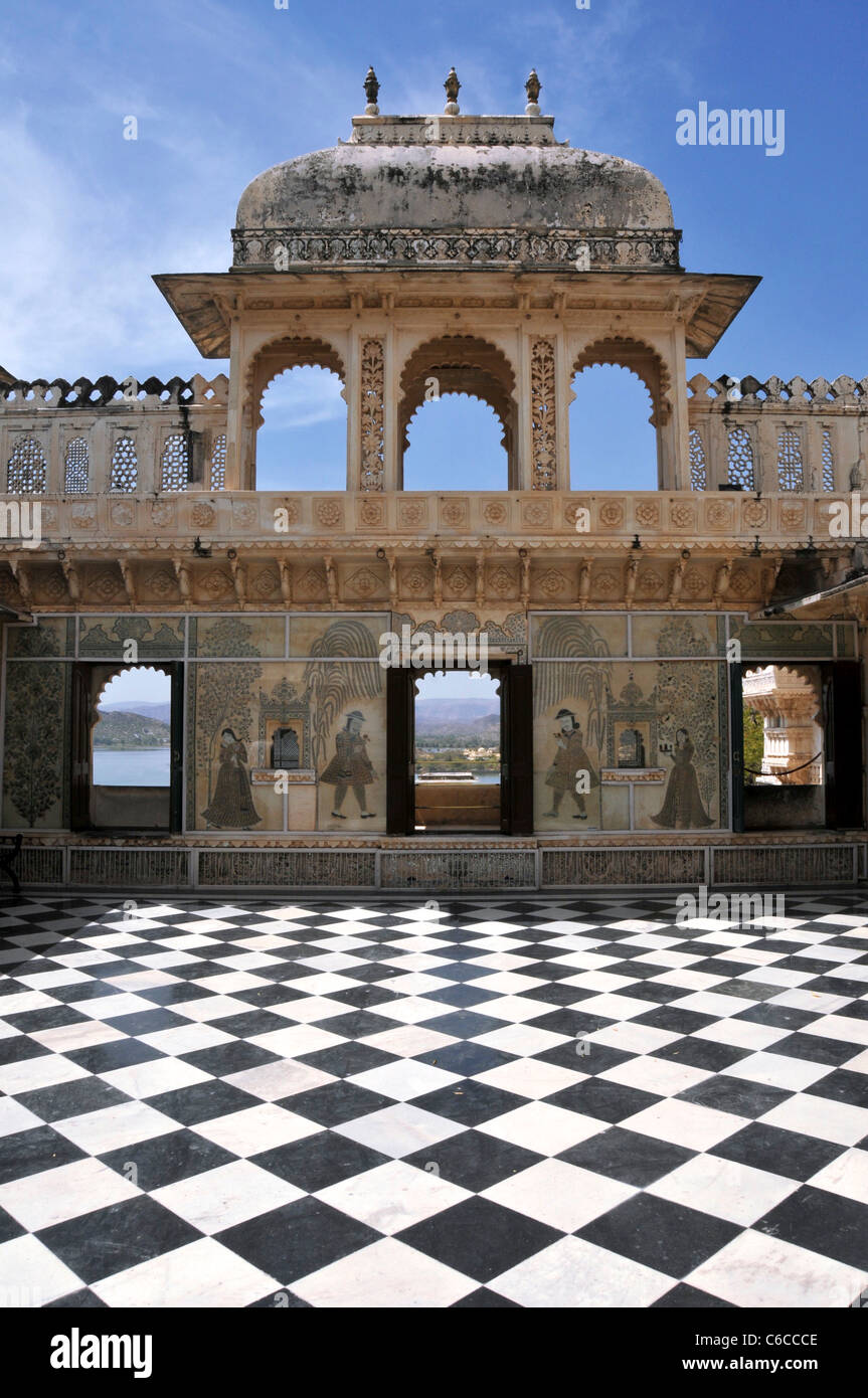 Cortile piastrellato City Palace Udaipur Rajasthan in India Foto Stock