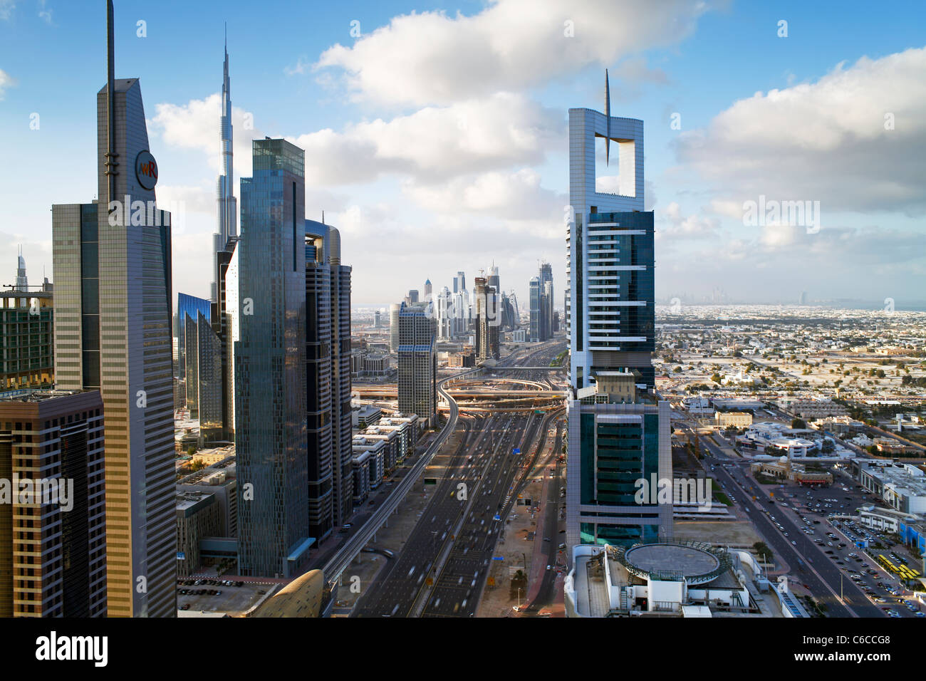 Vista in elevazione oltre i moderni grattacieli lungo la Sheikh Zayed Road guardando verso il Burj Kalifa, Dubai, Emirati Arabi Uniti Foto Stock