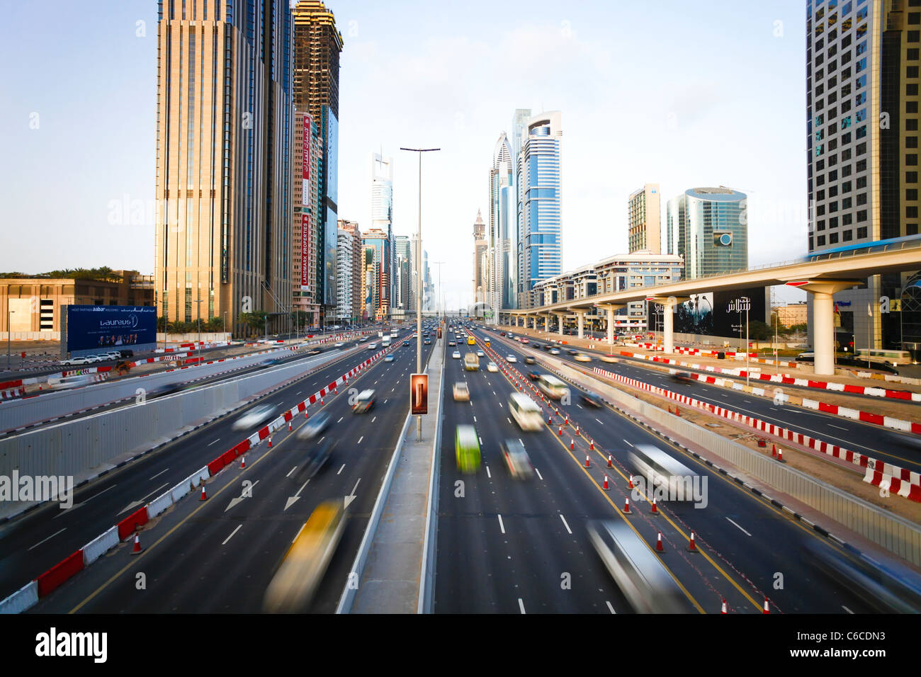 Emirati Arabi Uniti Dubai Sheikh Zayed Road, traffico e nuovi edifici alti di Dubai lungo la strada principale Foto Stock