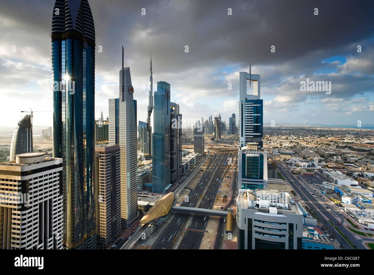 Vista in elevazione oltre i moderni grattacieli lungo la Sheikh Zayed Road guardando verso il Burj Kalifa, Dubai, Emirati Arabi Uniti Foto Stock