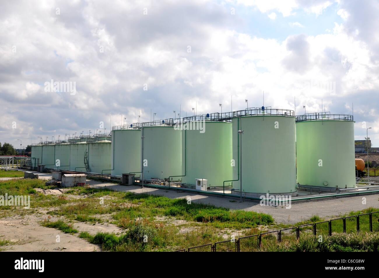 Maggiore verde serbatoi carburante su uno sfondo di nuvole Foto Stock