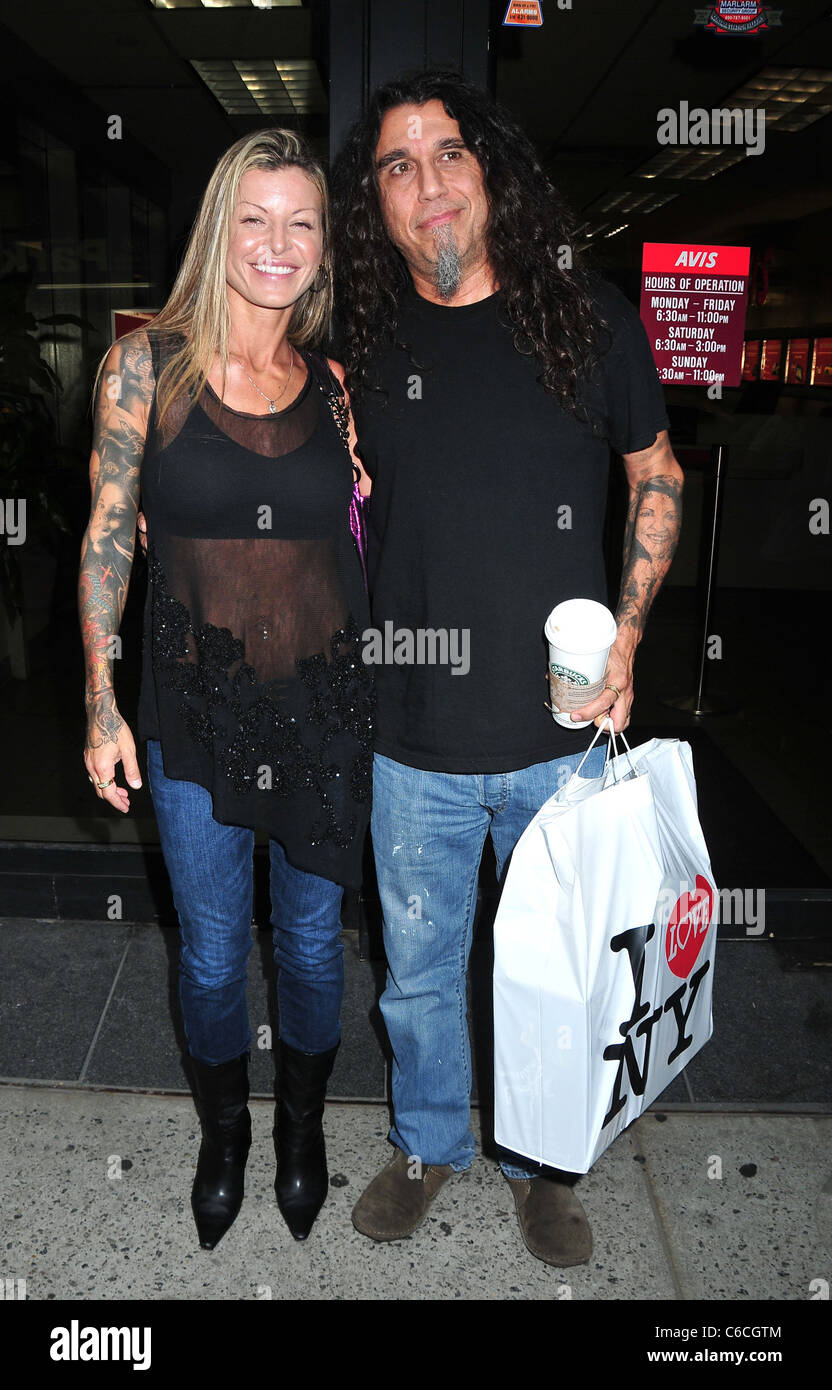 Tom Araya degli Slayer e sua moglie Sandra Araya giungano a midtown hotel New York City, Stati Uniti d'America - 10.08.10 Foto Stock