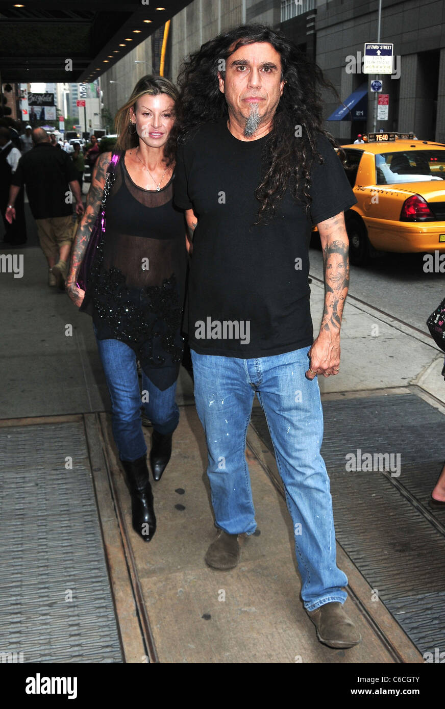 Tom Araya degli Slayer e sua moglie Sandra Araya giungano a midtown hotel New York City, Stati Uniti d'America - 10.08.10 Foto Stock