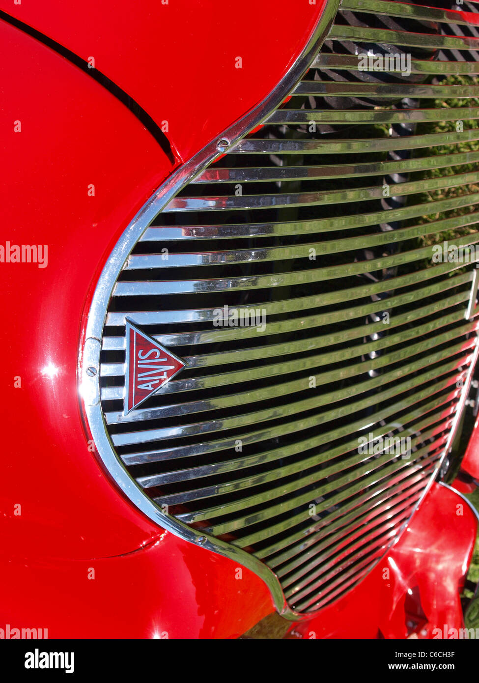 Griglia anteriore di una molto rara classe British Auto sportiva l'Alvis TB - A. P. Metalcraft Roadster costruito negli anni cinquanta in rosso accecante Foto Stock