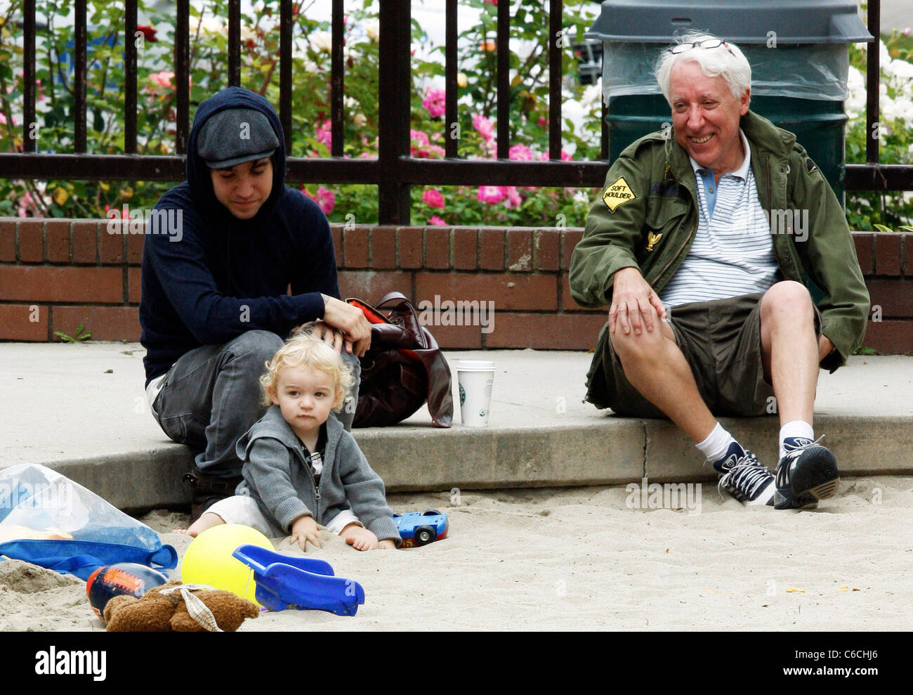 Pete Wentz trascorre un pomeriggio con il suo padre Dale Wentz e figlio Bronx Mowgli Wentz a Beverly Hills Park Los Angeles, Foto Stock