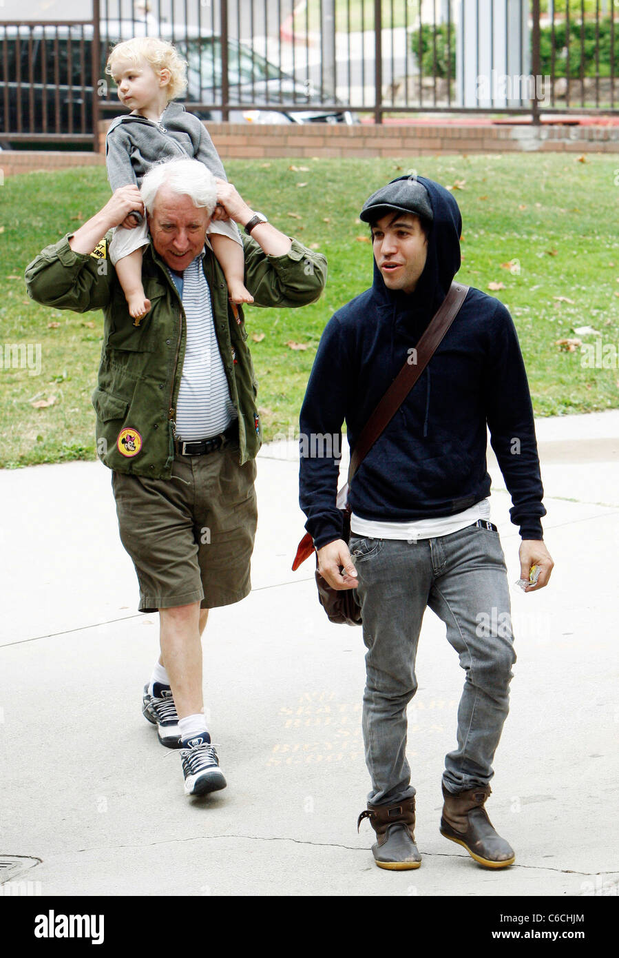 Pete Wentz trascorre un pomeriggio con il suo padre Dale Wentz e figlio Bronx Mowgli Wentz a Beverly Hills Park Los Angeles, Foto Stock