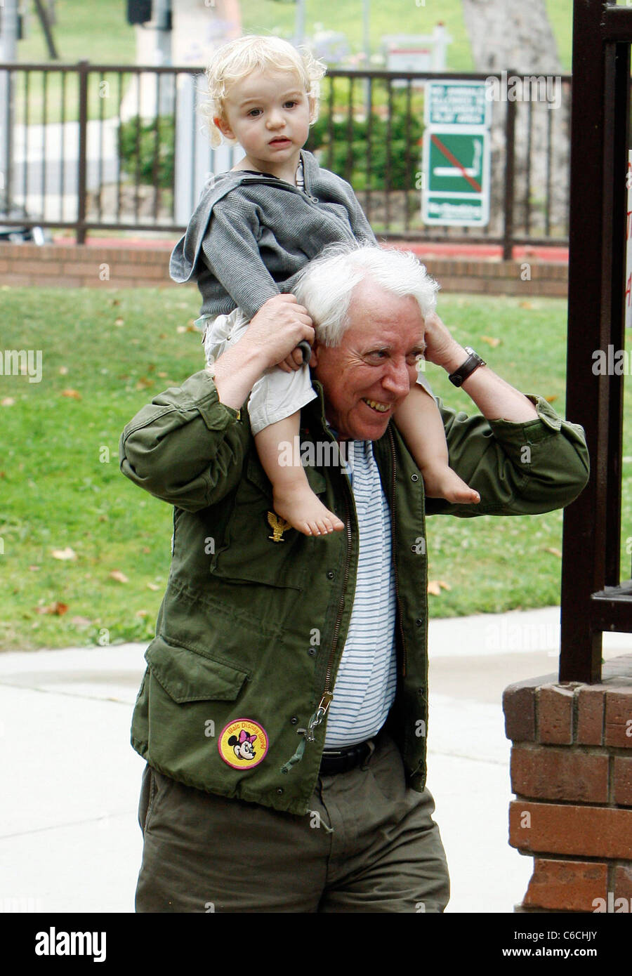 Pete Wentz trascorre un pomeriggio con il suo padre Dale Wentz e figlio Bronx Mowgli Wentz a Beverly Hills Park Los Angeles, Foto Stock