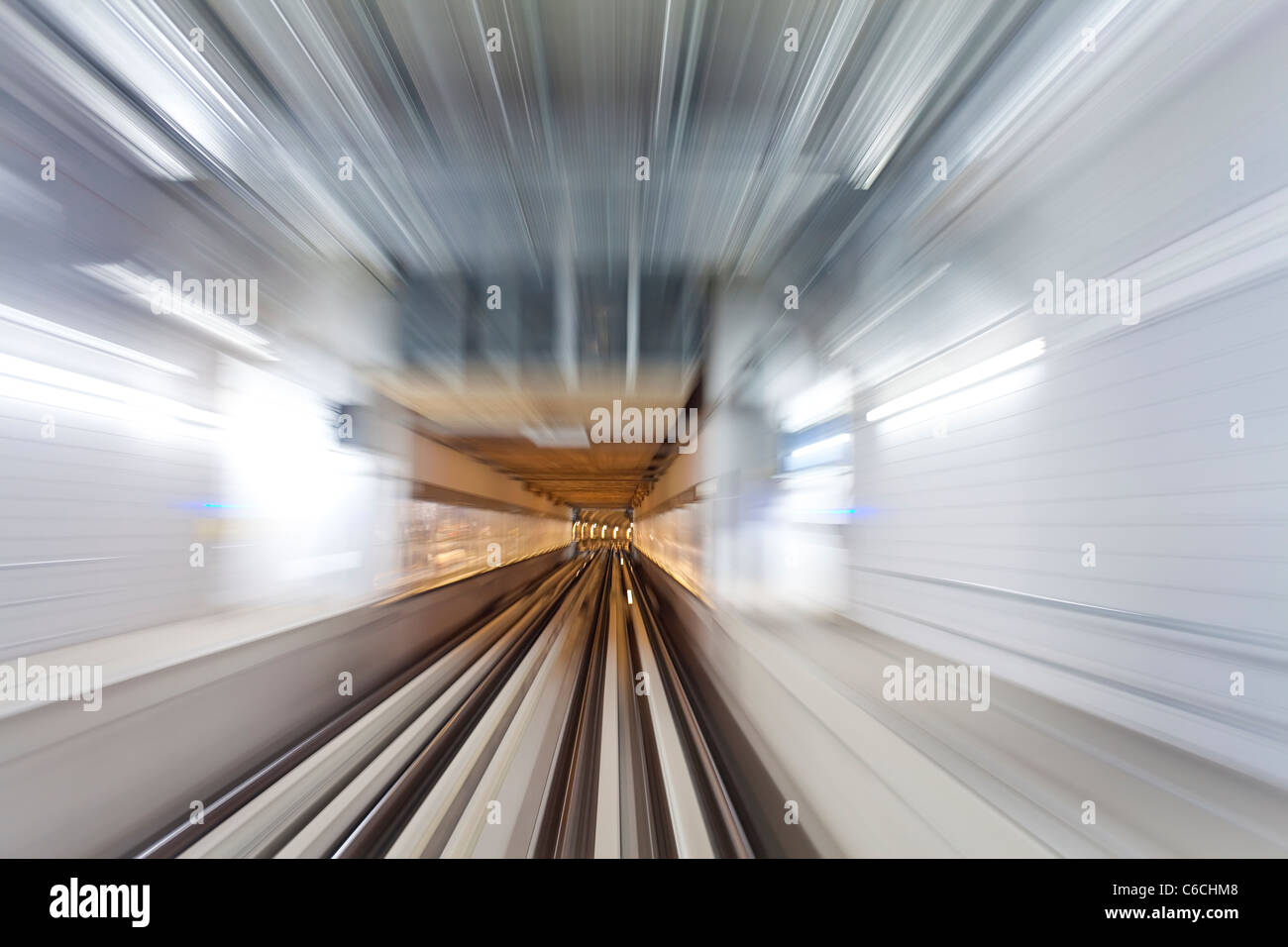 Aperto nel 2010, il Dubai metropolitana MRT, in movimento in avvicinamento una stazione, Dubai, Emirati Arabi Uniti Foto Stock