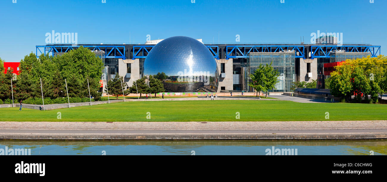 Francia, Parigi, Geode presso la Città delle Scienze e dell'Industria di La Villette Park Foto Stock