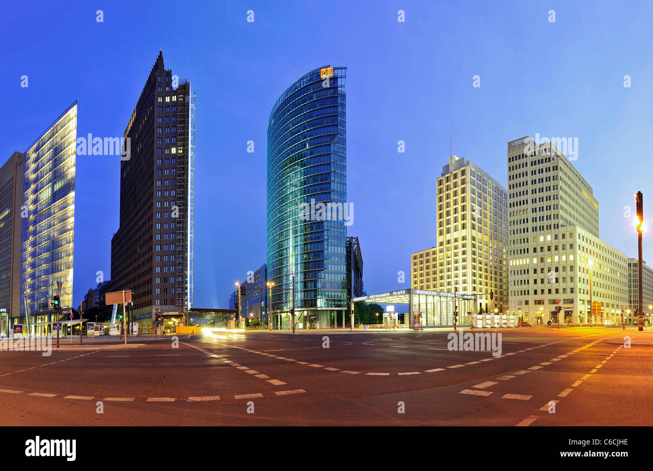 Panorama, Potsdamer Platz, nelle prime ore del mattino al crepuscolo, quartiere Mitte di Berlino, Germania, Europa Foto Stock