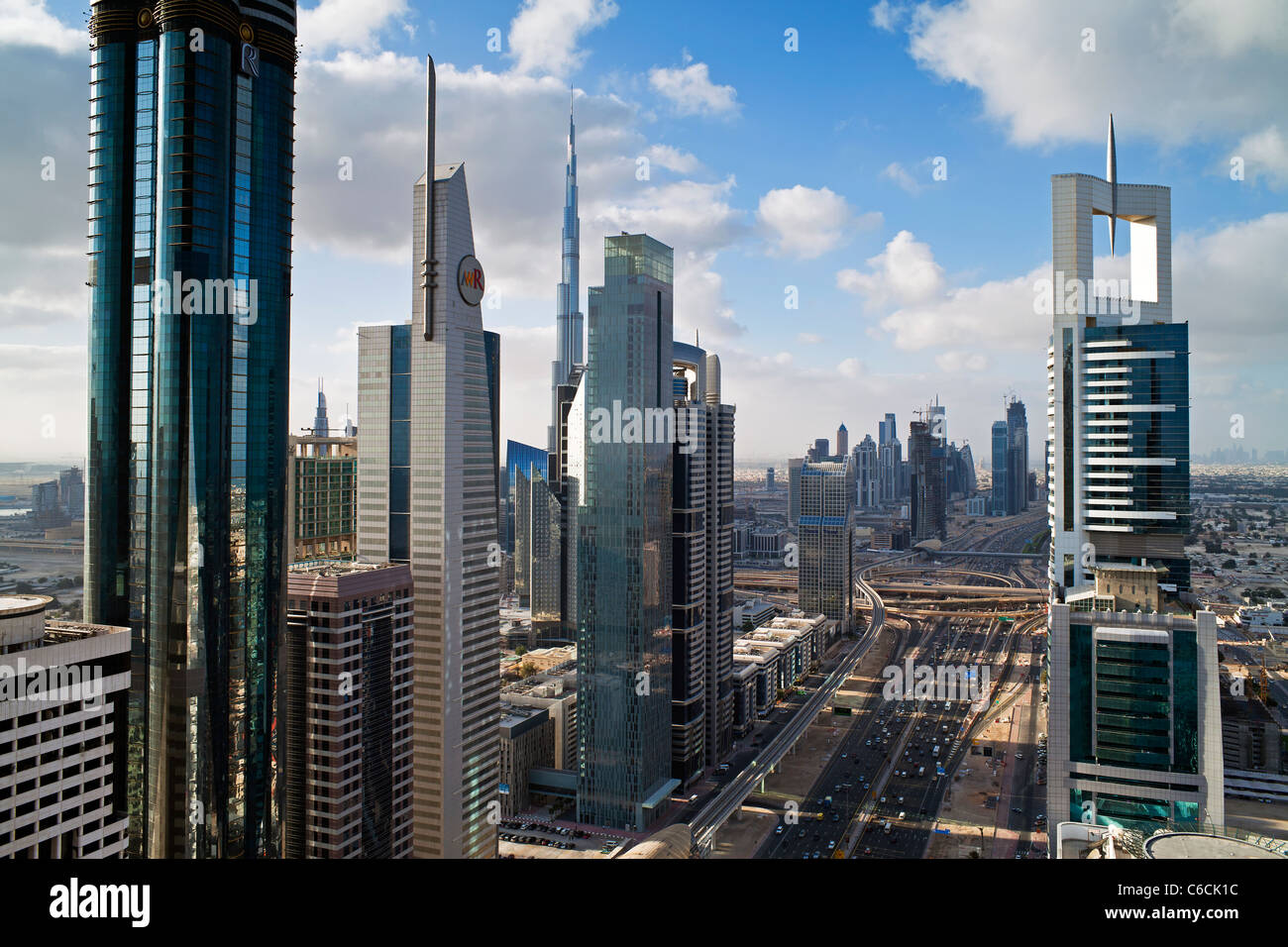 Vista in elevazione oltre i moderni grattacieli lungo la Sheikh Zayed Road guardando verso il Burj Kalifa, Dubai, Emirati Arabi Uniti Foto Stock