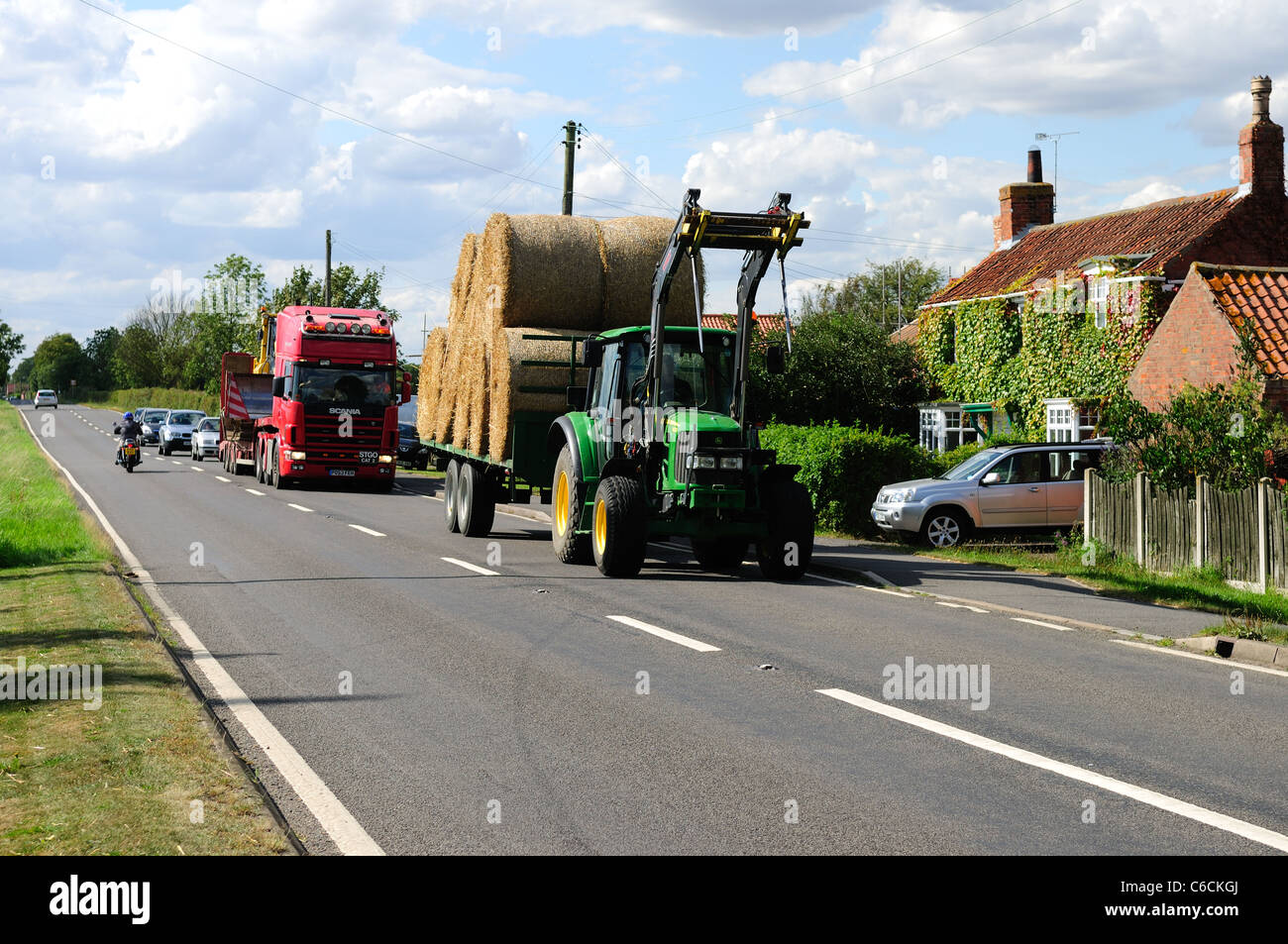Il trattore e il rimorchio Lincolnshire strade raccolto estivo . Foto Stock