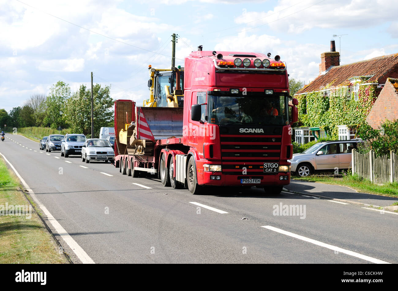 Il trattore e il rimorchio Lincolnshire strade raccolto estivo . Foto Stock