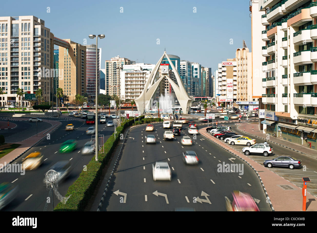 Dubai, UAE, traffico presso la Torre dell Orologio rotatoria sulla strada Al-Maktoum Foto Stock