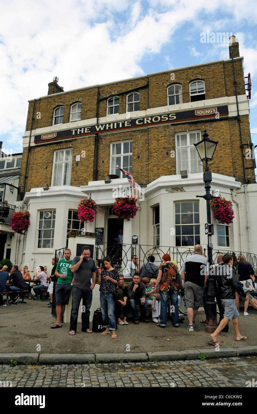 Le persone al di fuori della Croce Bianca Casa pubblica o pub Riverside Richmond upon Thames Surrey in Inghilterra REGNO UNITO Foto Stock