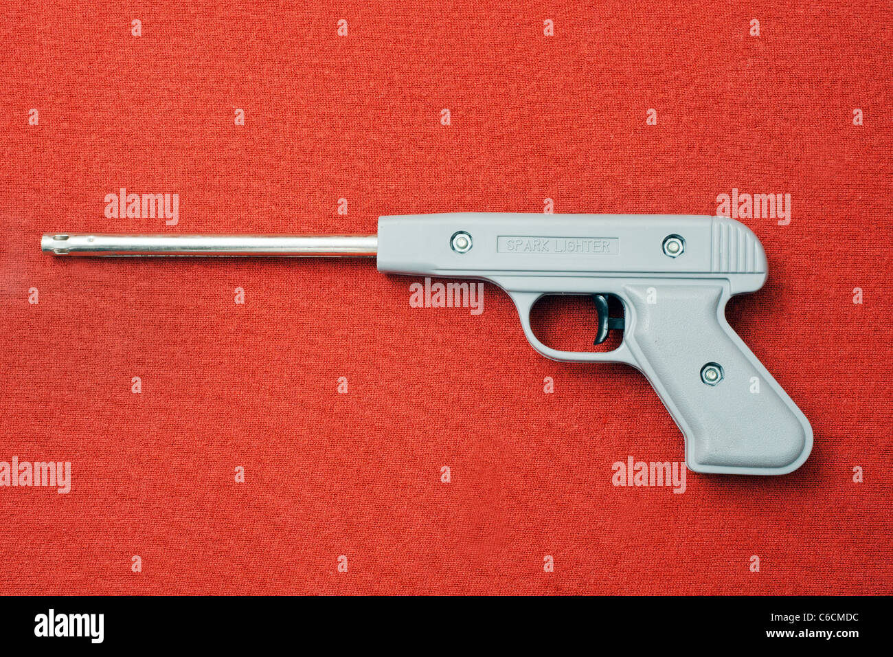 Novità Accendino a scintilla nella forma di una pistola Foto stock - Alamy