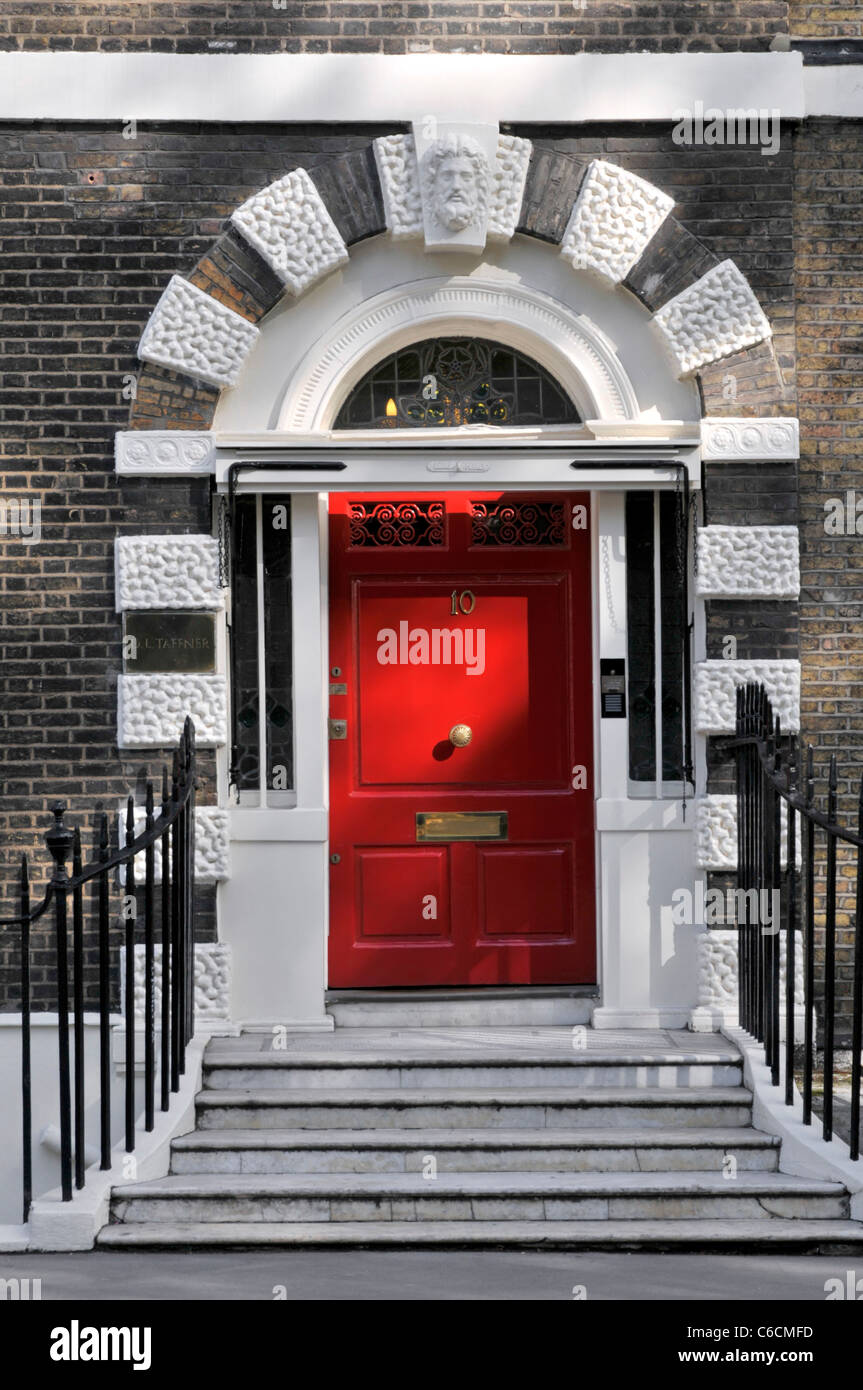London street scene Bedford Square tipico davanti la porta di case in stile Georgiano ora utilizzato prevalentemente come uffici nel centro storico di Bloomsbury Camden England Regno Unito Foto Stock
