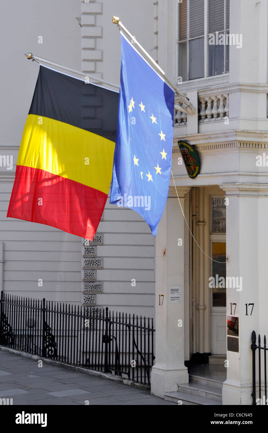 Ue e Belgio bandiere nazionali battenti fuori dall'ingresso all'Ambasciata belga in un edificio elencato nella Grosvenor Crescent Belgravia Londra Inghilterra REGNO UNITO Foto Stock