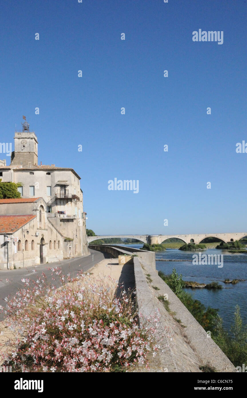 Edifici vecchi e il ponte sul fiume Rodano a Pont St Saint Esprit Gard Francia Foto Stock Edifici vecchi e il ponte sul fiume Rodano a Pont St Saint Esprit Gard Francia Foto Stock