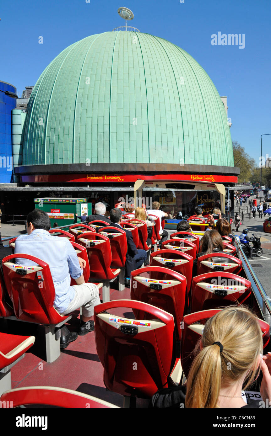 I turisti open top sightseeing bus tour & Madame Tussauds di rame verde tetto a cupola di un tempo London Planetarium & blue sky Marylebone Road London REGNO UNITO Foto Stock